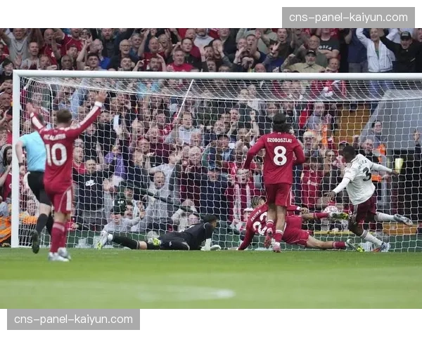 特写：麦迪逊任意球直接破门后，向看台已故球迷致敬