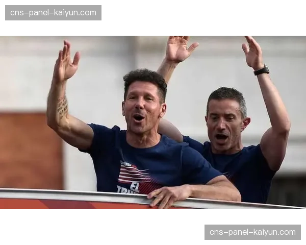 特写:进球被吹,马竞主帅西蒙尼向第四官员激烈抗议,吃到黄牌。 特写:进球被吹,马竞主帅西蒙尼向第四官员激烈抗议,吃到黄牌。